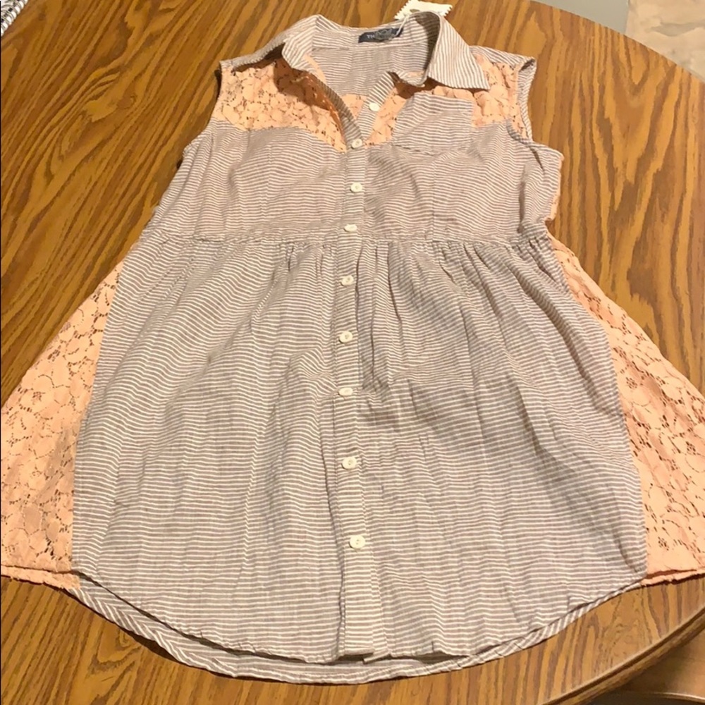 Sleeveless dress with lace